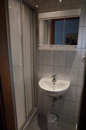 Dusche, Haartrockner, Handtücher