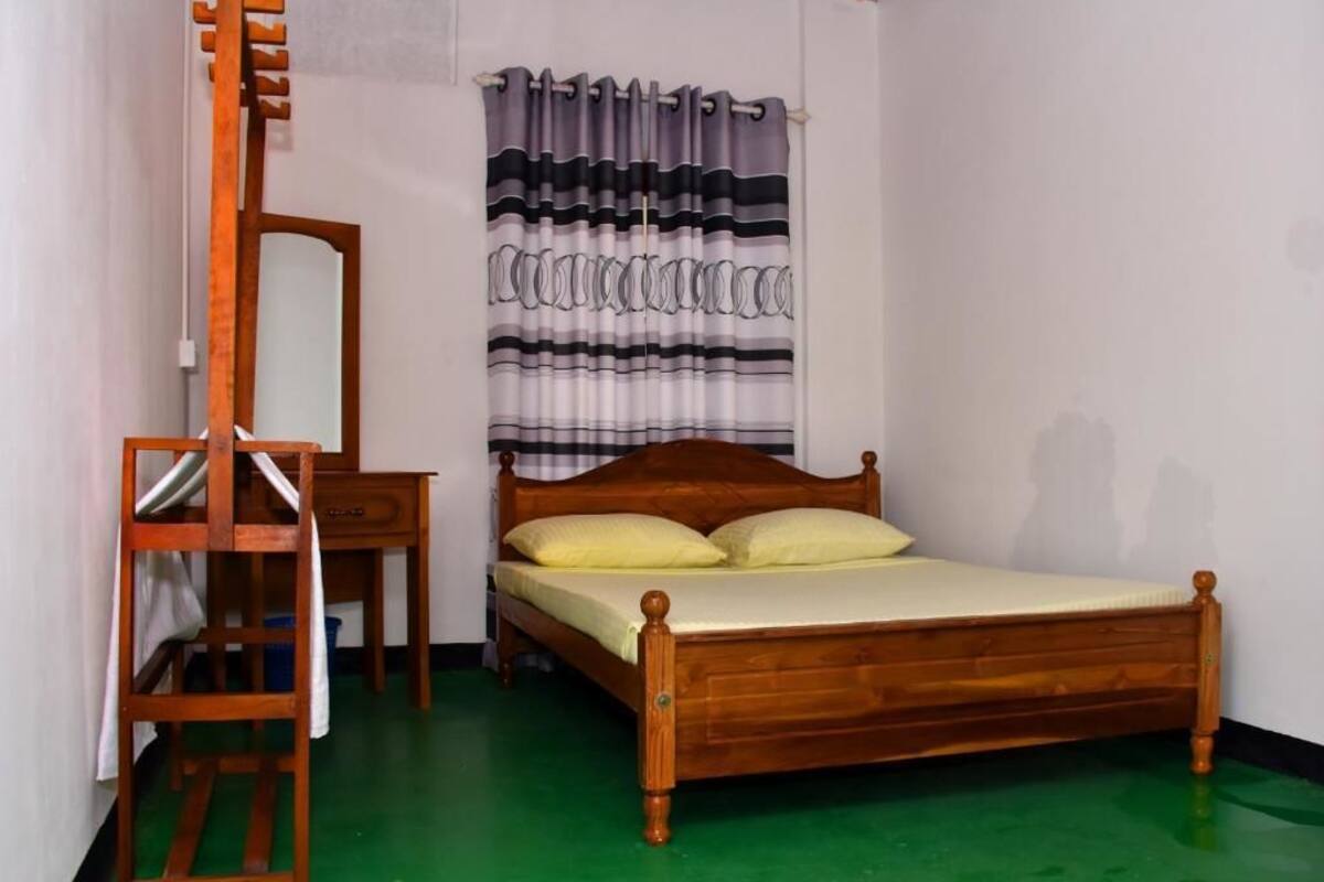 1 habitación, escritorio, tabla de planchar con plancha y wifi gratis