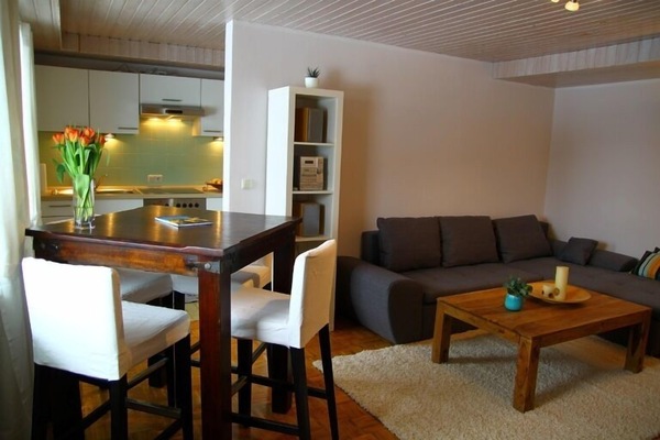 Ferienwohnung Thann-Wohnzimmer mit Eßecke und Blick zur Küche