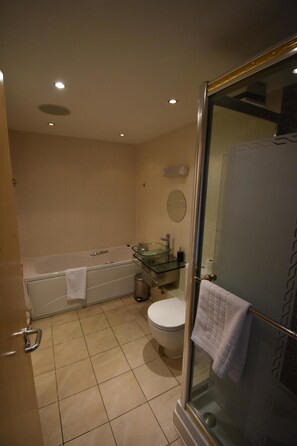 Panoramic Penthouse, 3 Bedrooms, Courtyard Area | Bathroom | Combined shower/tub, free toiletries, hair dryer, towels