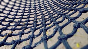 Nahaufnahme einer schwarzen Struktur aus Seilnetz.