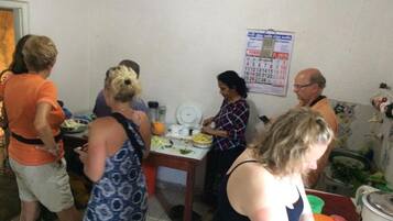 Un grupo de personas en una cocina preparando comida.