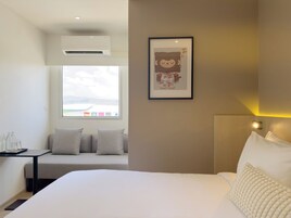 Espacio para trabajar con laptop, cortinas blackout y wifi gratis 