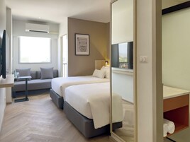 Espacio para trabajar con laptop, cortinas blackout y wifi gratis 