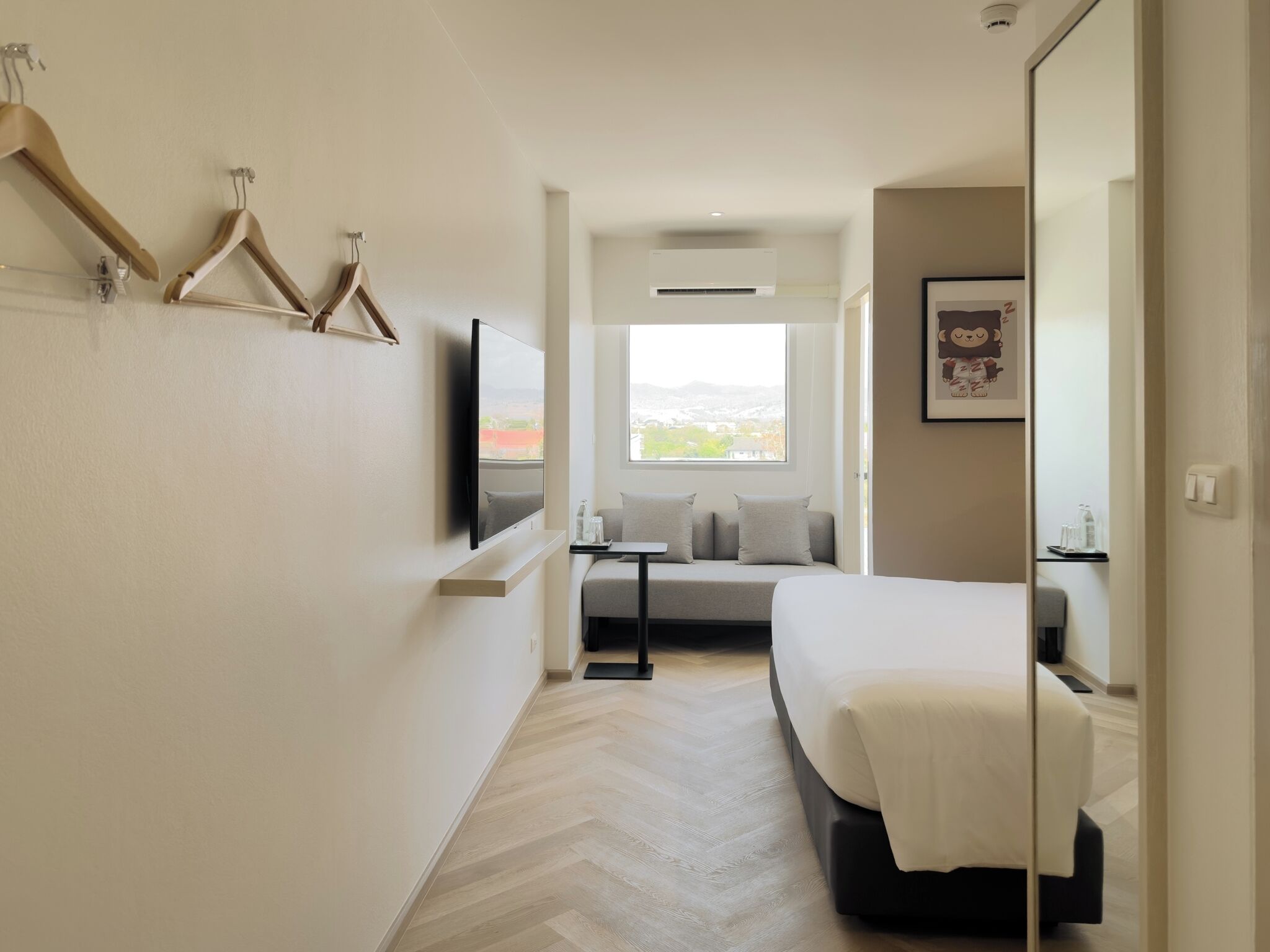 مساحة عمل للكمبيوتر المحمول وستائر تعتيم وواي فاي مجانًا