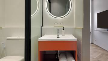 Chuveiro, produtos de toalete grátis, toalhas de banho, sabonete