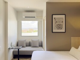 Espacio para trabajar con laptop, cortinas blackout y wifi gratis 