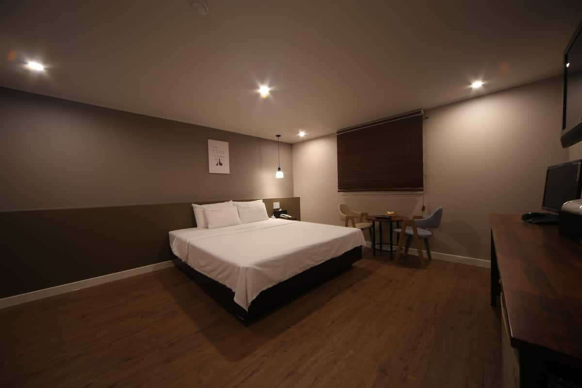 Standard Room | Free minibar, desk, free WiFi