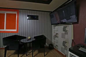 Minibar con artículos gratuitos, escritorio, wifi gratis