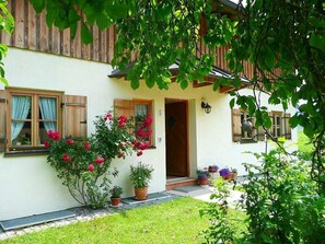 Exterior detail - Apartment 35 sqm, balcony, living/bedroom with double bed, W-Lan, TV (Frasdorf)