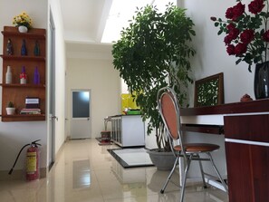 家庭公寓, 2 间卧室, 吸烟房, 副楼 | 起居区 | 平板电视