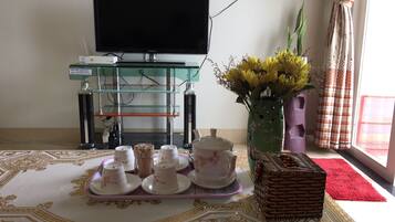 Apartamento família, 2 quartos, para fumantes, em edifício anexo | Área de estar | TV de tela plana