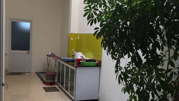 Apartamento família, 2 quartos, para fumantes, em edifício anexo | 2 quartos, escrivaninha, ferros/tábuas de passar roupa