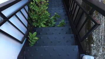 Apartamento família, 2 quartos, para fumantes, em edifício anexo | Escadaria