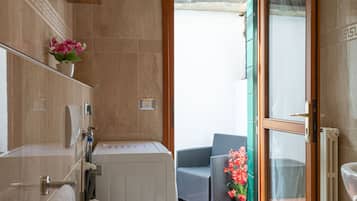 Superior Double Room with Private External Bathroom and Terrace | Bathroom