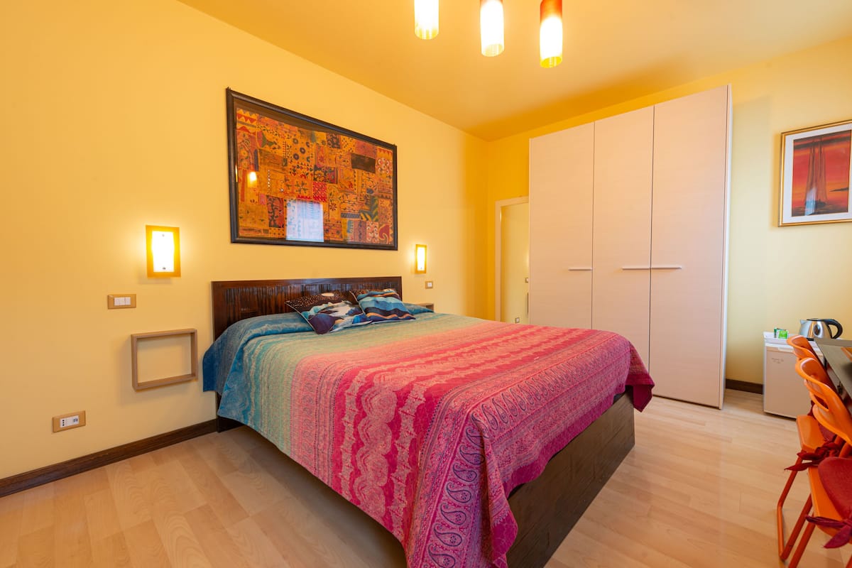 Superior Double Room with Private External Bathroom | 1 間臥室、高級寢具、客房內保險箱、遮光布/窗簾