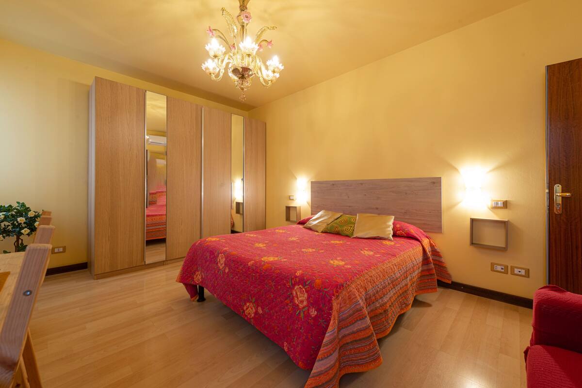 Superior Double Room with Private External Bathroom and Terrace | 1 間臥室、高級寢具、客房內保險箱、遮光布/窗簾