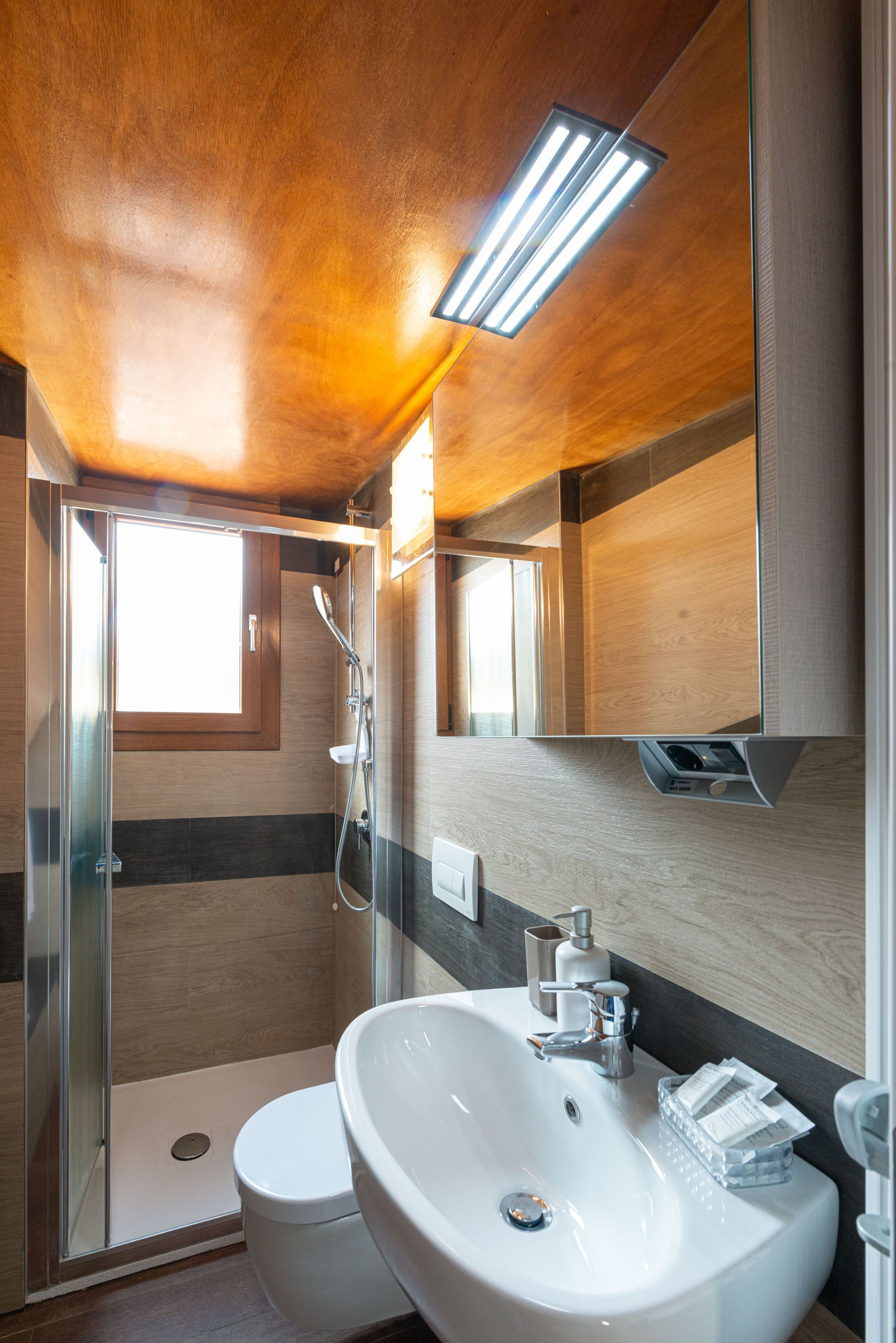 Standard Double Room | Bathroom