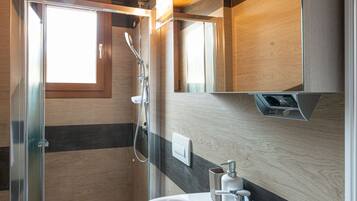 Standard Double Room | Bathroom