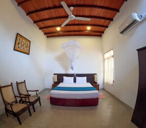 Habitación Confort doble, 1 cama de matrimonio grande | 1 dormitorio, ropa de cama de alta calidad, minibar y escritorio