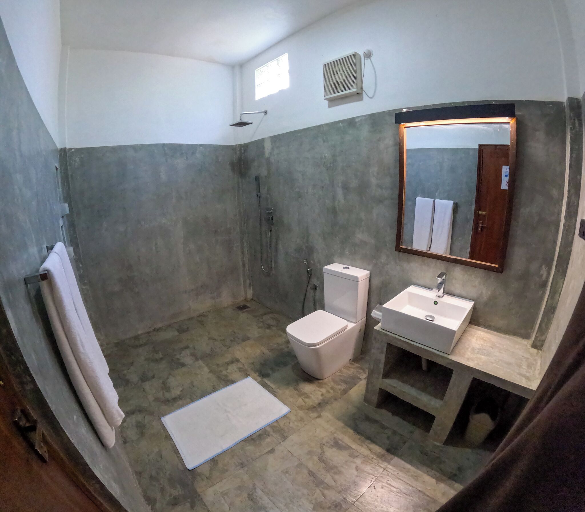 Un baño con ducha, inodoro y lavabo.