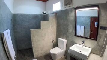 Comfort villa, Meerdere bedden | Badkamer | Een douche, gratis toiletartikelen, een haardroger, pantoffels