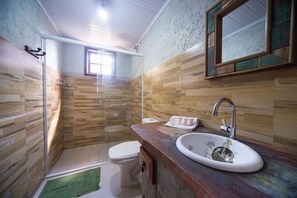 Dusche, kostenlose Toilettenartikel, Handtücher