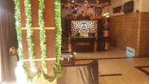 Un'area di accoglienza con scrivania della reception, una parete decorativa e cartello della reception.