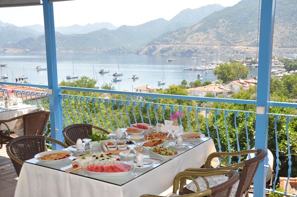 2 restaurants, breakfast served - Lacivert Boutique Hotel (Marmaris)