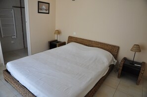 4 habitaciones, tabla de planchar con plancha y wifi 