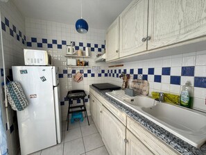 Jääkaappi, mikroaaltouuni, liesi, kahvin-/teenkeitin