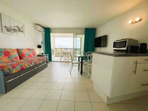 TV - Nice 1-bedroom apartment in a residence with a pool, close to the beach (GASSIN)