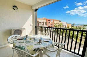 Outdoor dining - Nice 1-bedroom apartment in a residence with a pool, close to the beach (GASSIN)