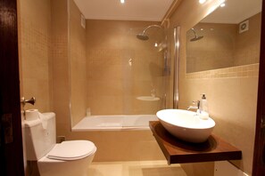 Baignoire, séchoir à cheveux, serviettes fournies