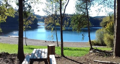 Chalet vacances avec vue sur le lac de la RaviĂšge