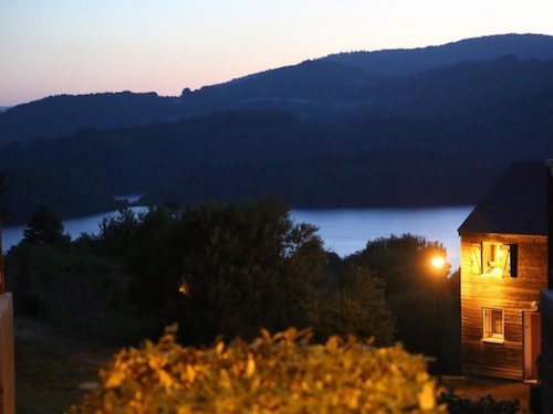 Holiday rental with pool and views of Lake Raviège 