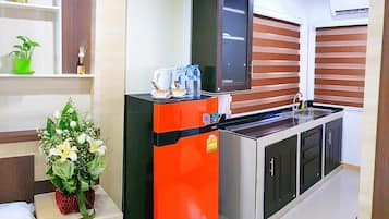 Deluxe Suite | Private kitchenette | Full-size fridge, electric kettle, cookware/dishes/utensils