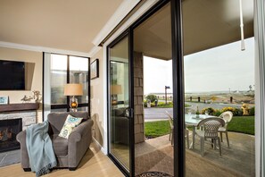 Interior - Sounds of the Ocean Harbor Views Walk to Shop and Dine. (Oceanside)