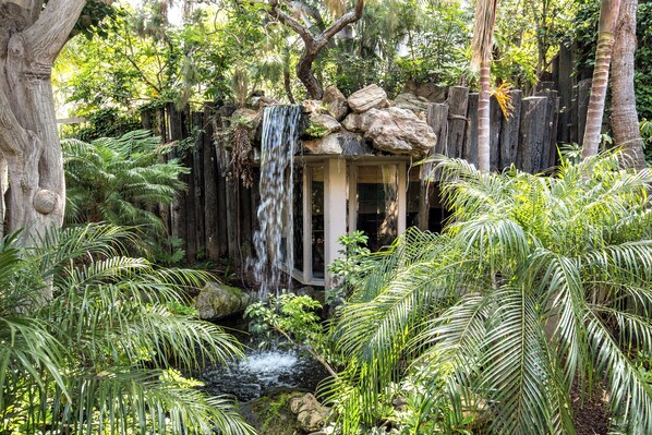 Property grounds - Sounds of the Ocean Harbor Views Walk to Shop and Dine. (Oceanside)