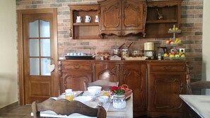 Free daily continental breakfast