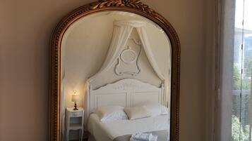 Habitación doble superior, 1 cama Queen size, baño en la habitación (Romantique) | Ropa de cama de alta calidad y edredón