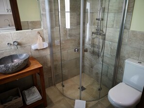 Suite, Garden View, Annex Building | Bathroom | Shower, free toiletries, hair dryer, towels - B&B Villa Blanche (Cannes)