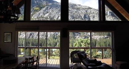 Upea perhehuvila - Upea vesiputousnäkymä - Koiran ystävällinen biljardipöytä