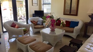 Living area - CACHA GARIN ART HOUSE (Miami)