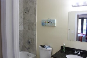Bathroom - CACHA GARIN ART HOUSE (Miami)