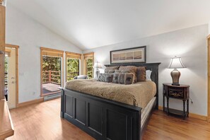 6 bedrooms, iron/ironing board, internet, bed sheets - Less than 10 Minutes from Keystone Lifts, Easy Access to Golf/Hiking/Biking! (Keystone)