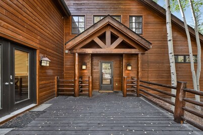 Less than 10 Minutes from Keystone Lifts, Easy Access to Golf/Hiking/Biking!