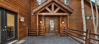 Less than 10 Minutes from Keystone Lifts, Easy Access to Golf/Hiking/Biking!