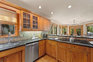 Fridge, microwave, oven, stovetop - Less than 10 Minutes from Keystone Lifts, Easy Access to Golf/Hiking/Biking! (Keystone)