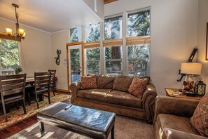 Flat-screen TV, fireplace, stereo